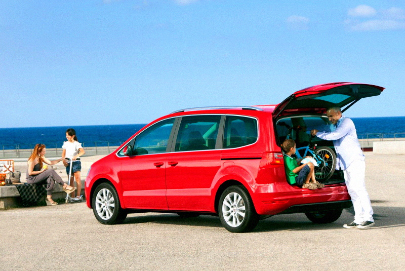 Какой автомобиль лучше подходит для семейных поездок?